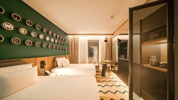 Premium-sengetøj, pengeskab på værelset, skrivebord