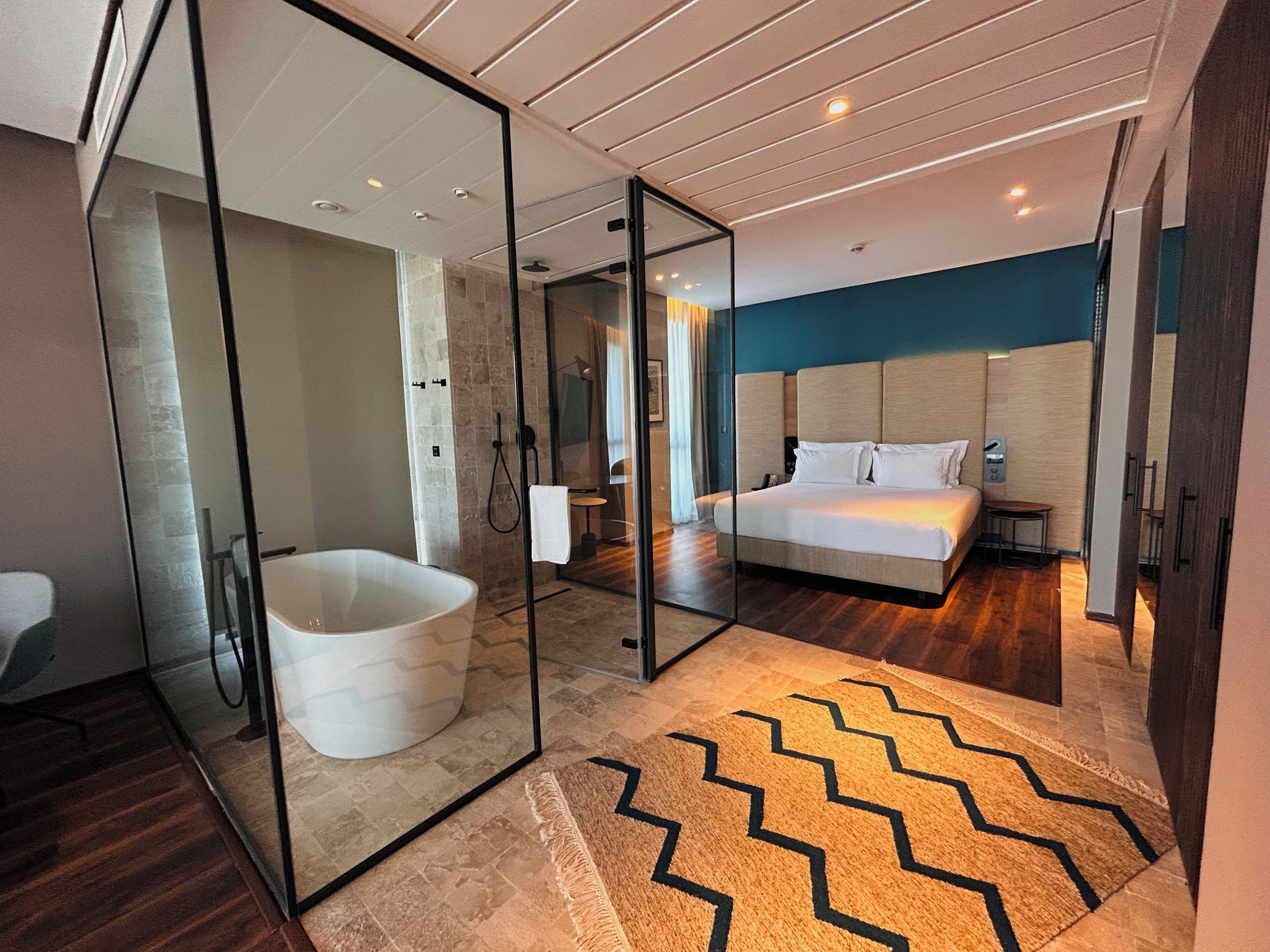 Signature Room (THE TRIPLE 9) | Premium bedding, in-room safe, desk, laptop workspace