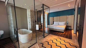 Ropa de cama de alta calidad y caja de seguridad en la habitación