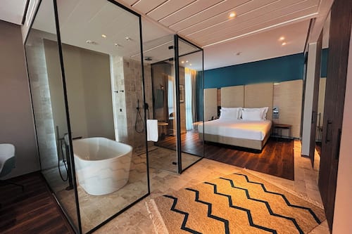 Habitación Signature (THE TRIPLE 9) | Ropa de cama de alta calidad y caja fuerte