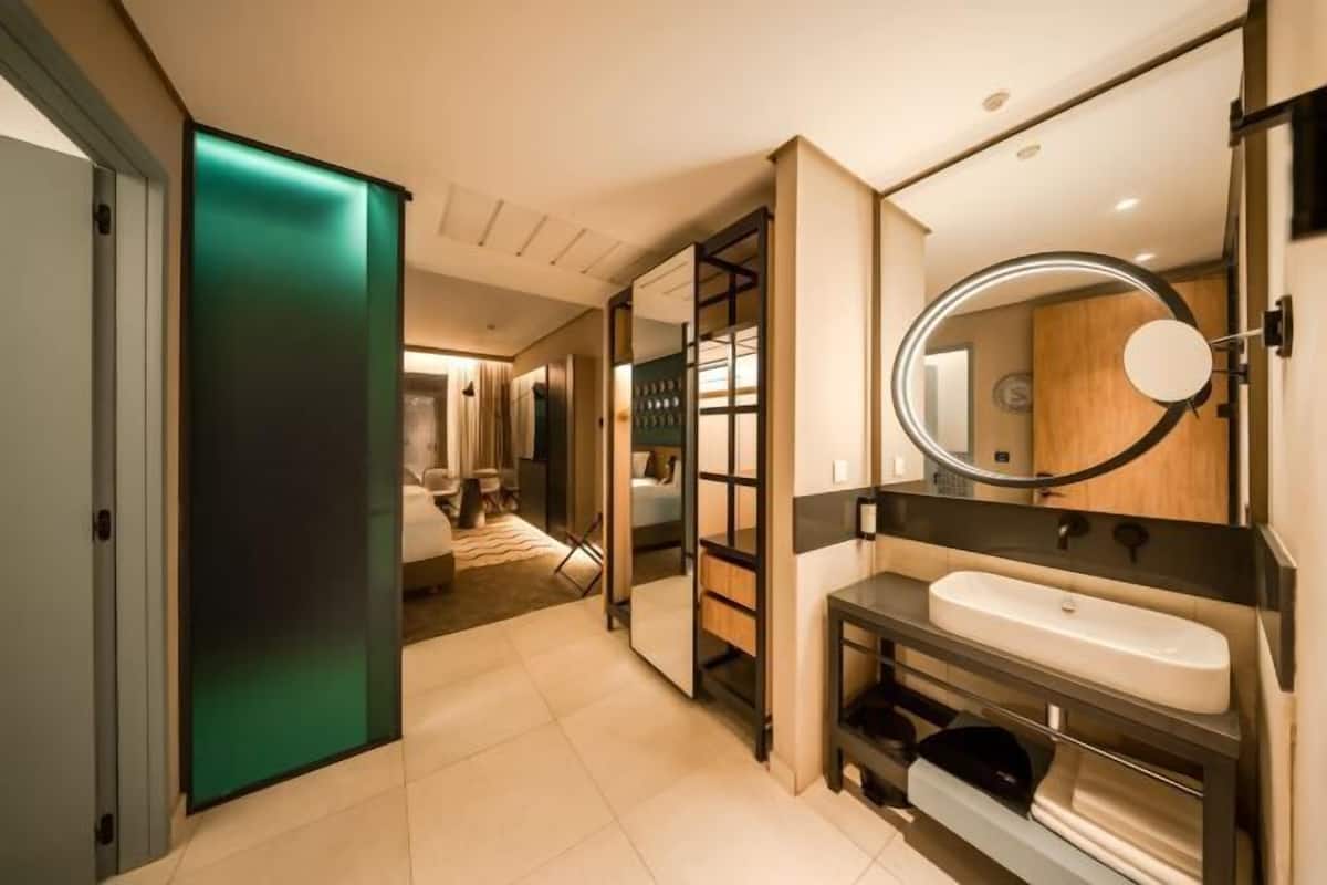 Hochwertige Bettwaren, Zimmersafe, Schreibtisch
