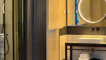 Luxury Room (THE URBAN QU'IN39) | Premium bedding, in-room safe, laptop workspace, soundproofing