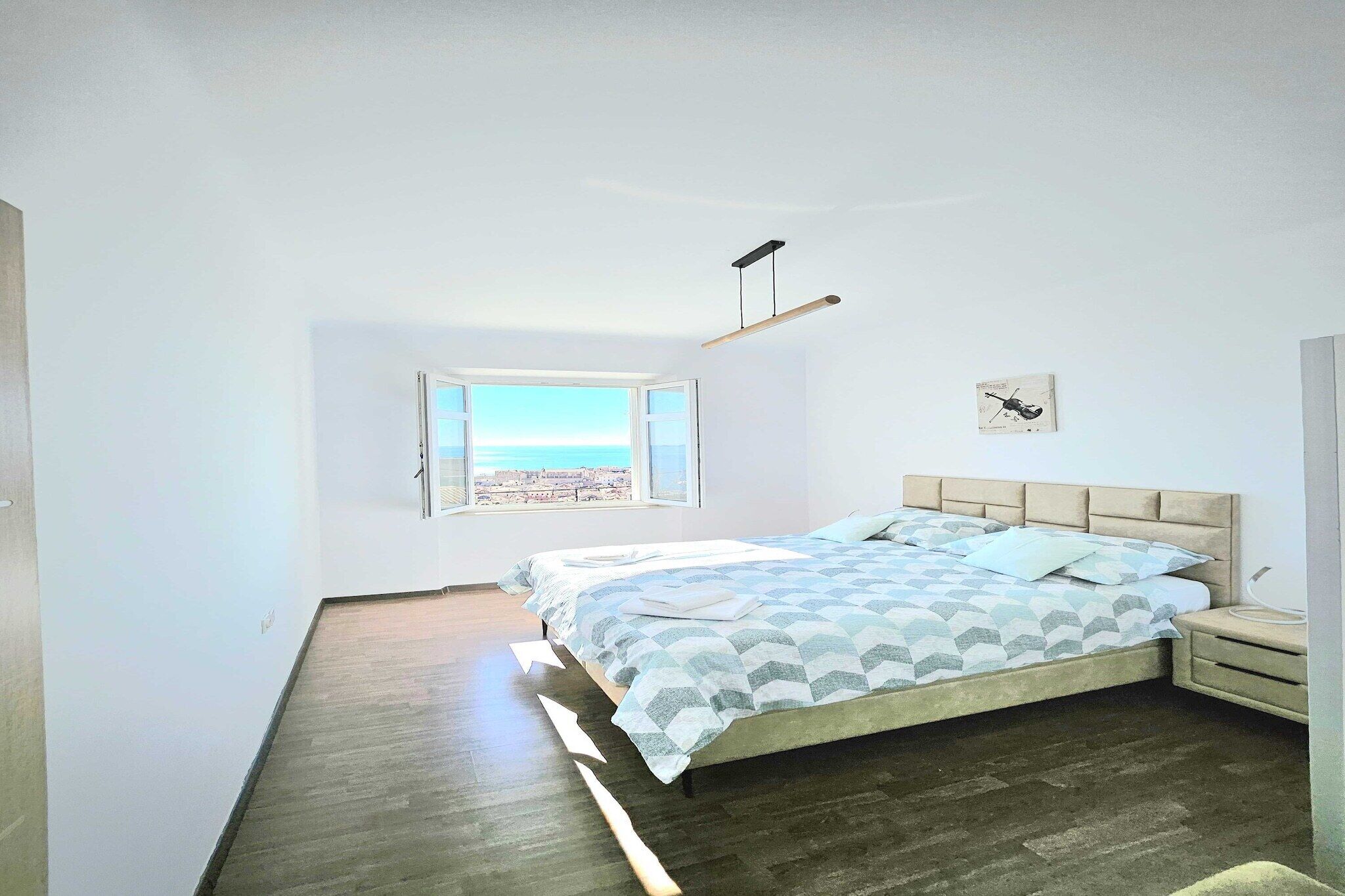 2 habitaciones, tabla de planchar con plancha y cuna de viaje 