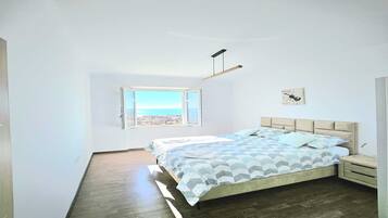 2 habitaciones, tabla de planchar con plancha y cuna de viaje