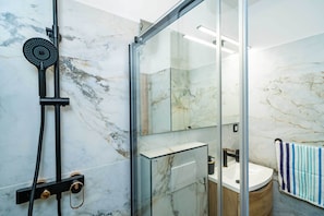 Douche, sèche-cheveux