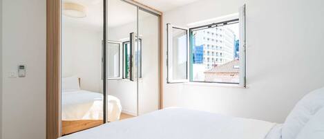 3 bedrooms, iron/ironing board, Internet