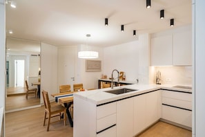 Fridge, oven, stovetop, dishwasher