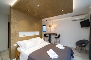 Iron/ironing board, travel crib, free WiFi