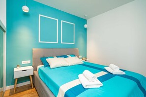1 chambre, fer et planche à repasser, lit de bébé portatif