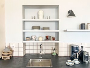 Refrigerador, horno, lavavajillas y utensilios de cocina
