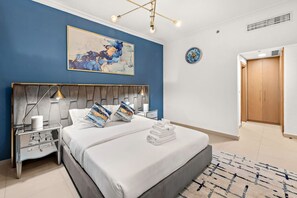 2 habitaciones, escritorio, tabla de planchar con plancha y wifi