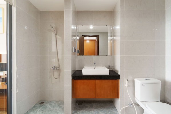 Un baño moderno con ducha, lavabo e inodoro.