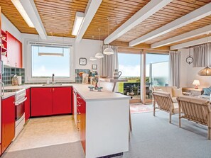 Refrigerador, microondas, lavavajillas y utensilios de cocina 