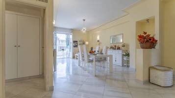 Leilighet | Oppholdsområde | En 32-tommers Flatskjerm-TV med kabel-kanaler