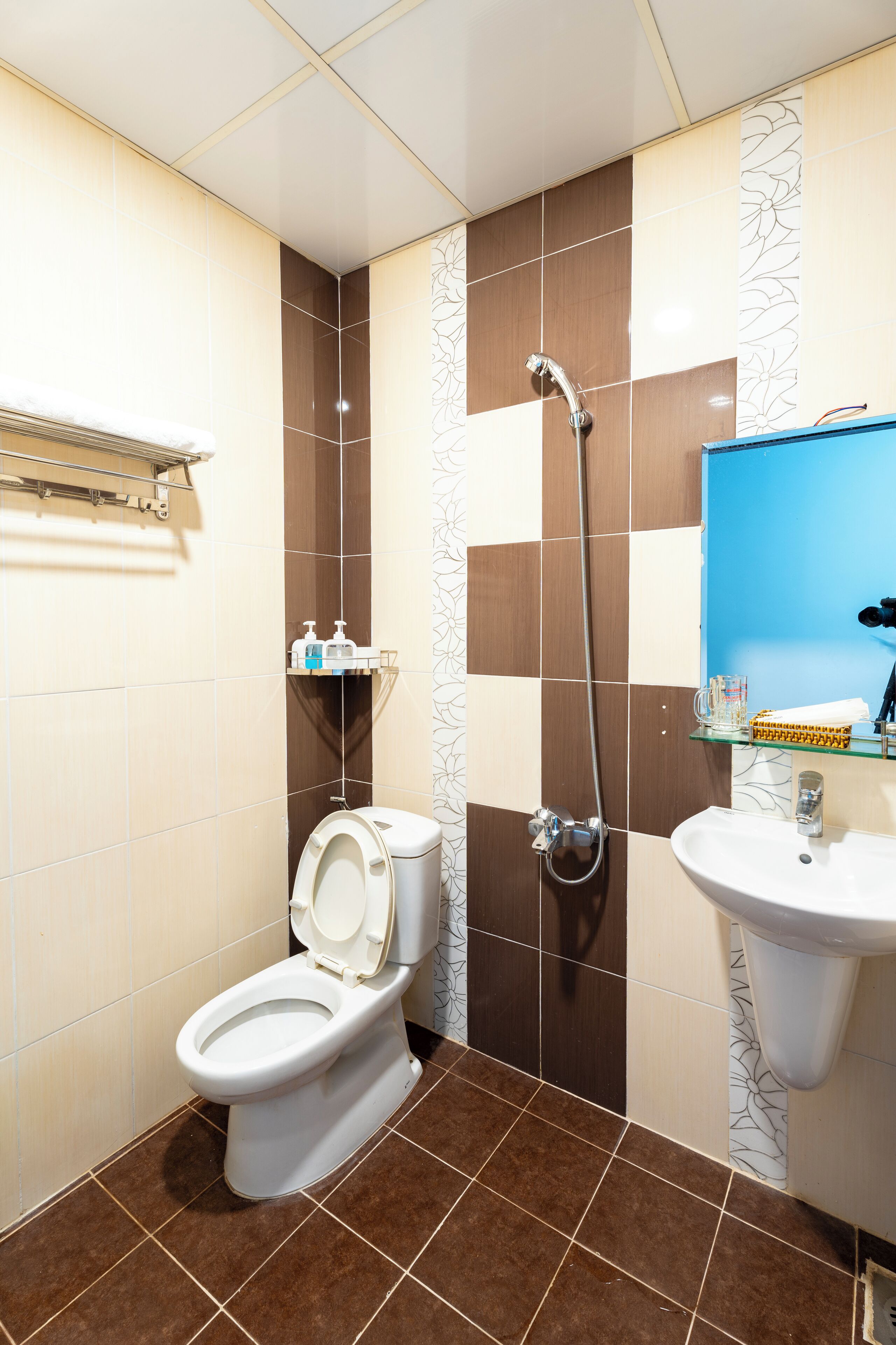 Chambre Double Supérieure | Salle de bain | Douche, sèche-cheveux, serviettes fournies, shampoing