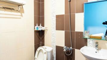 Superior Double Room | Bathroom | Shower, hair dryer, towels, shampoo