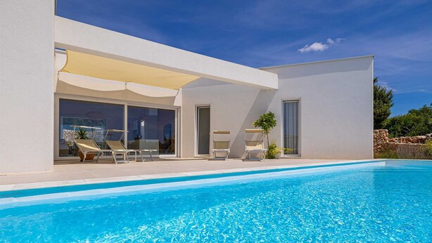 A modern house with a swimming pool, outdoor seating, and a covered patio. - Villa Menta IV in Linardici (Krk)