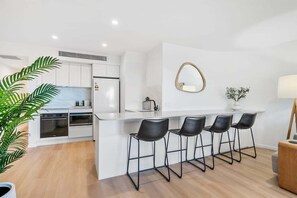 Fridge, microwave, oven, stovetop - Picutre Point 2 Just add water for summer fun. (Noosa)