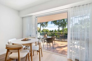 Dining - Picutre Point 2 Just add water for summer fun. (Noosa)