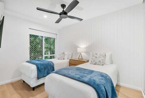 2 bedrooms, iron/ironing board, free WiFi, bed sheets - Picutre Point 2 Just add water for summer fun. (Noosa)