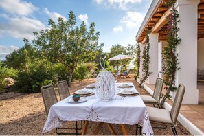 Outdoor dining - . (San Rafael)