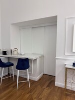 Suite de lujo, balcón, vistas al mar | 1 dormitorio, minibar, caja fuerte y cortinas opacas