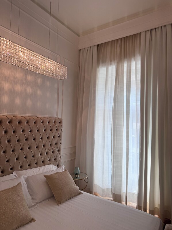 Luxe suite, balkon, uitzicht op de stad | 1 slaapkamer, een minibar, een kluis op de kamer