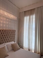 Suite de lujo, balcón, vistas a la ciudad | 1 dormitorio, minibar, caja fuerte y cortinas opacas