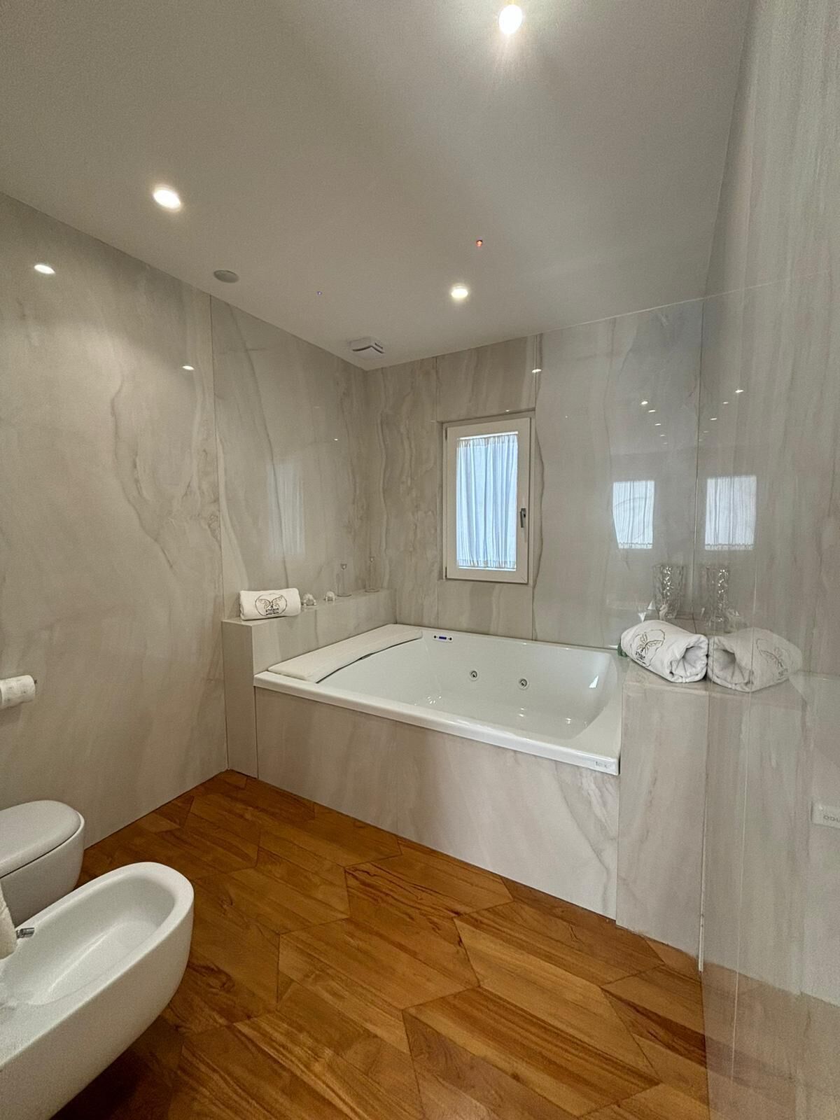 Suite Luxury, balcone, vista città | Bagno | Asciugacapelli, pantofole, asciugamani, sapone