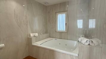 Suite Luxury, balcone, vista città | Bagno | Asciugacapelli, pantofole, asciugamani, sapone