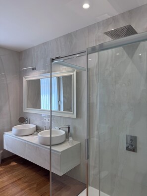 Luxury Suite, Balcony, City View | Bathroom