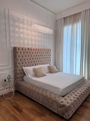 Phòng Suite Cao cấp, ban công, quang cảnh thành phố | 1 phòng ngủ, minibar, két bảo mật tại phòng, màn/rèm cản sáng