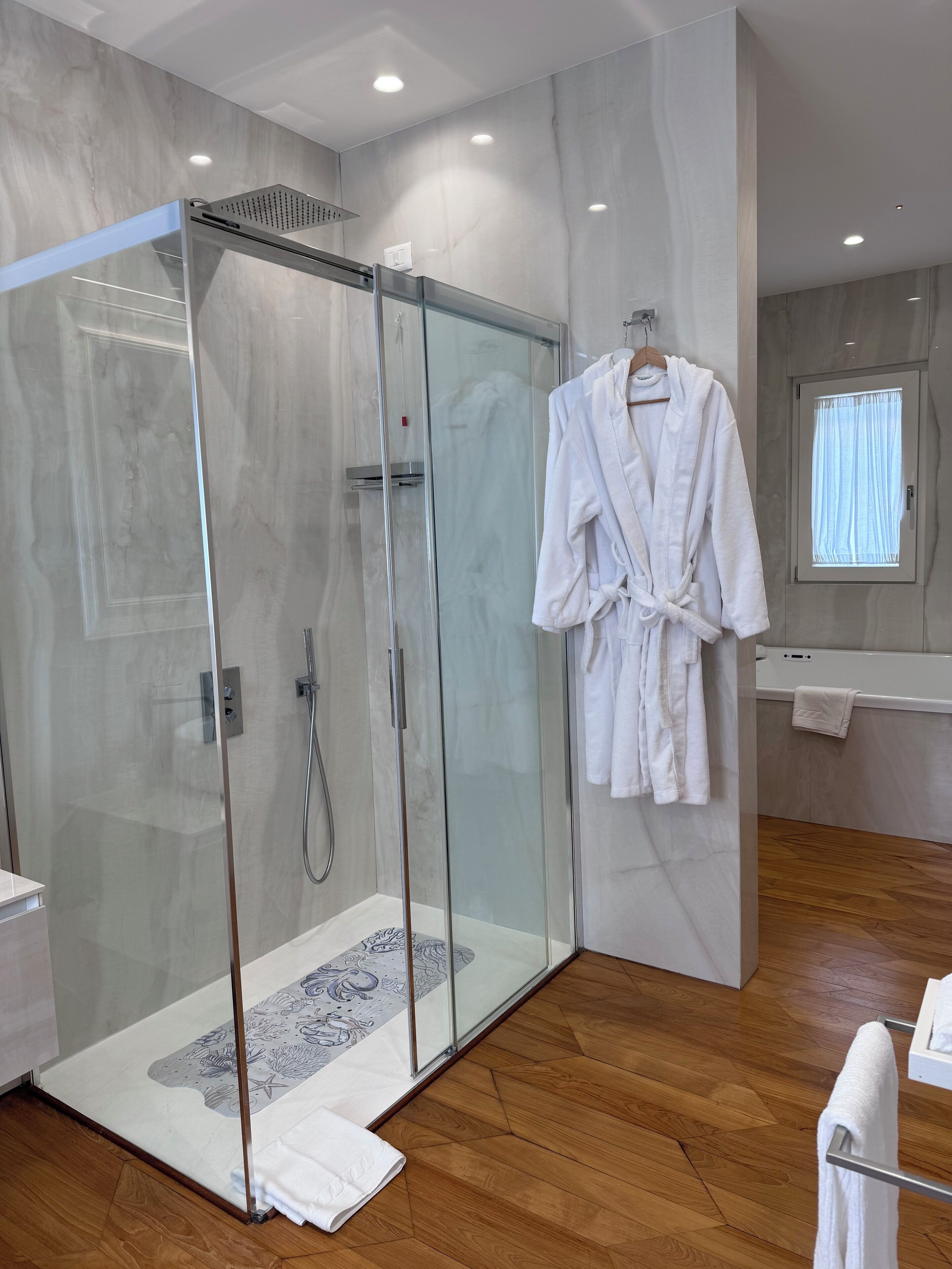 Suite Mewah, balkon, pemandangan kota | Kamar mandi | Pengering rambut, jubah mandi, sandal, dan handuk