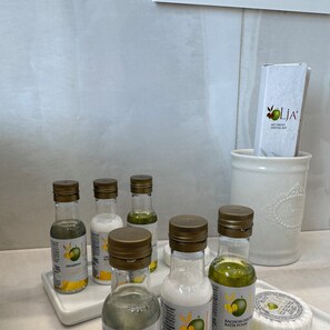 Phòng Suite Cao cấp, ban công, quang cảnh thành phố | Phòng tắm | Máy sấy tóc, dép đi trong nhà, khăn tắm, xà phòng 