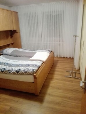 1 habitación, acceso a internet y ropa de cama