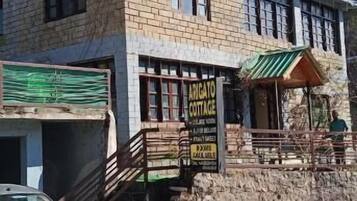 Edifici de diverses plantes amb un rètol que diu 'Arctic Cottage', indicant un allotjament.