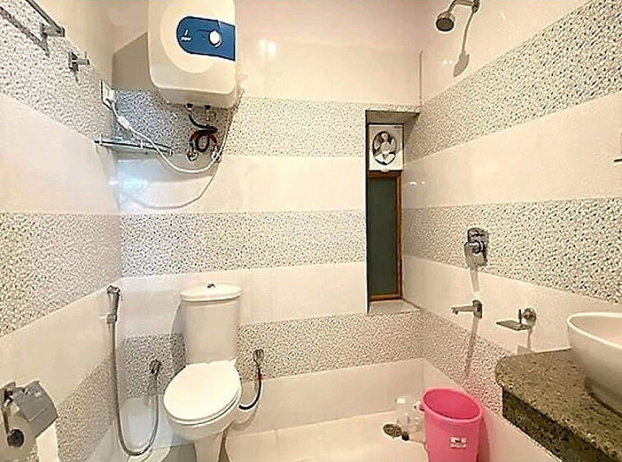 A bathroom with a toilet, bidet, and bathtub.
