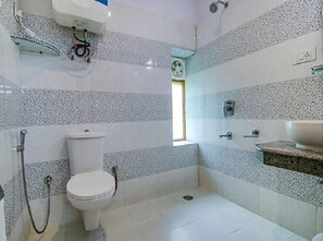 Phòng dành cho gia đình, quang cảnh đồi núi | Phòng tắm | Buồng tắm vòi sen, đồ dùng nhà tắm miễn phí, khăn tắm, xà phòng 