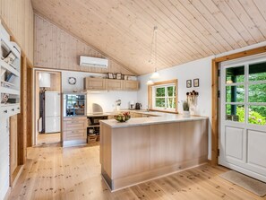 Een koelkast, een microgolfoven, een oven, een vaatwasser