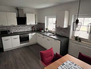 Kylskåp, mikrovågsugn, ugn och spishäll