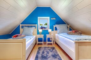 4 soverom, skrivebord, strykejern/-brett og reiseseng for barn