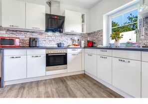 Kjøleskap, mikrobølgeovn, ovn og kokeplater