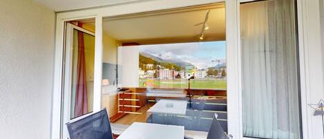 تناول الطعام بالخارج