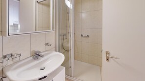 Shower, hair dryer, towels - Well-kept holiday apartament house in a prime location in St. (St. Moritz)