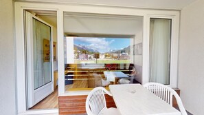 Outdoor dining - Well-kept holiday apartament house in a prime location in St. (St. Moritz)