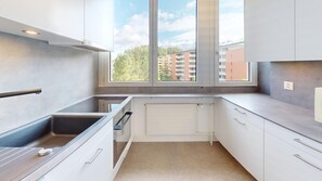 Een koelkast, een oven, een kookplaat, een vaatwasser