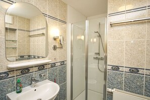 Shower, hair dryer - Terrace, free use of the AHOI adventure pool and sauna - Sea view apartment 02 (Göhren (Ostseebad))