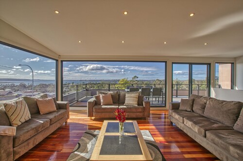Georges Bay Luxury - St Helens