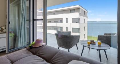 Lakefront Elegant Condo Lela