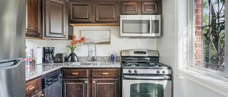 ثلاجة، ميكروويف، فرن، موقد طهي مسطح